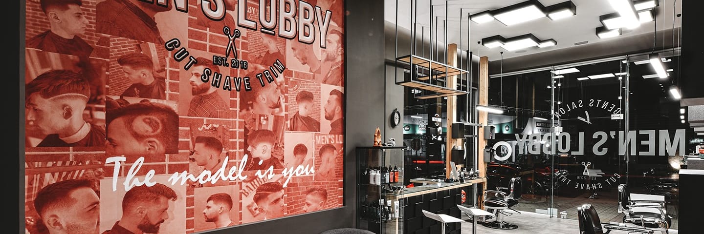 Ο τοίχος με τις αφίσες στο Men's Lobby και η σάλα με τις καρέκλες