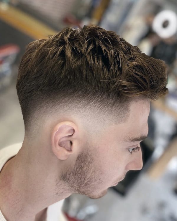 Quiff με υφή και fade, στο προφίλ