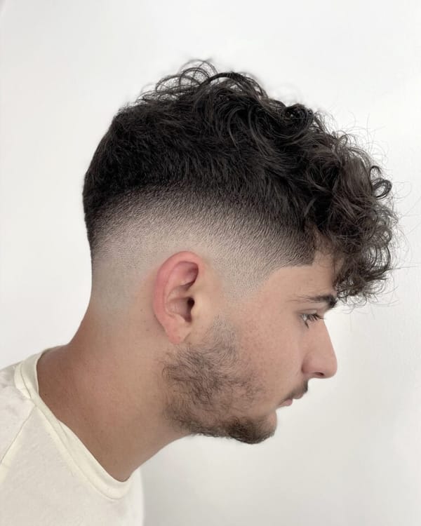 Σγουρά μαλλιά με mid fade