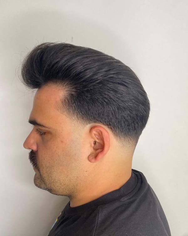 Γυαλιστερό pompadour με taper και μουστάκι