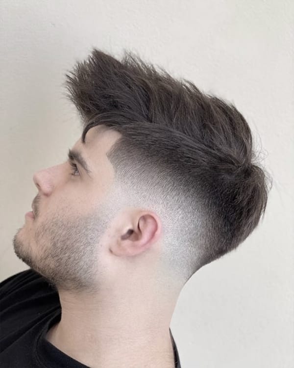 Ψηλό quiff με skin fade, στο προφίλ