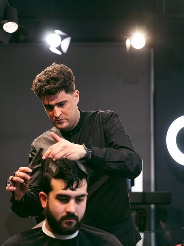 Barber του Men's Lobby στη δουλειά